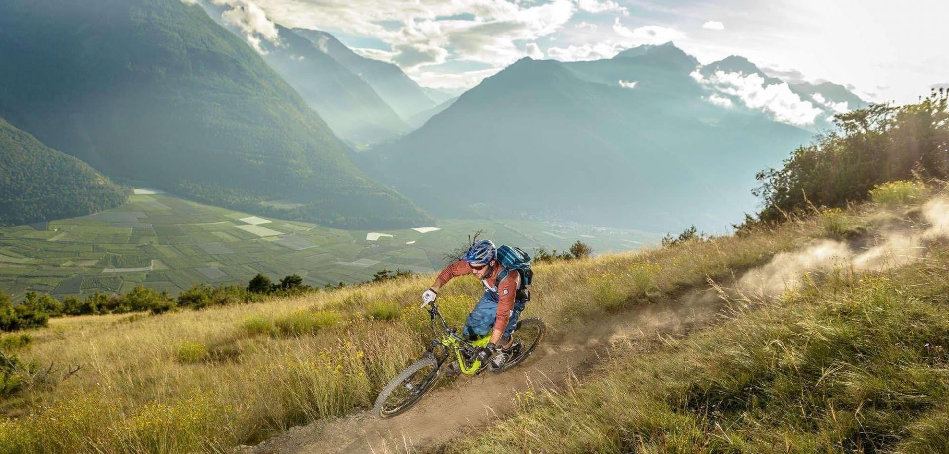 La magica fioritura dei meli in sella a una e-bike!