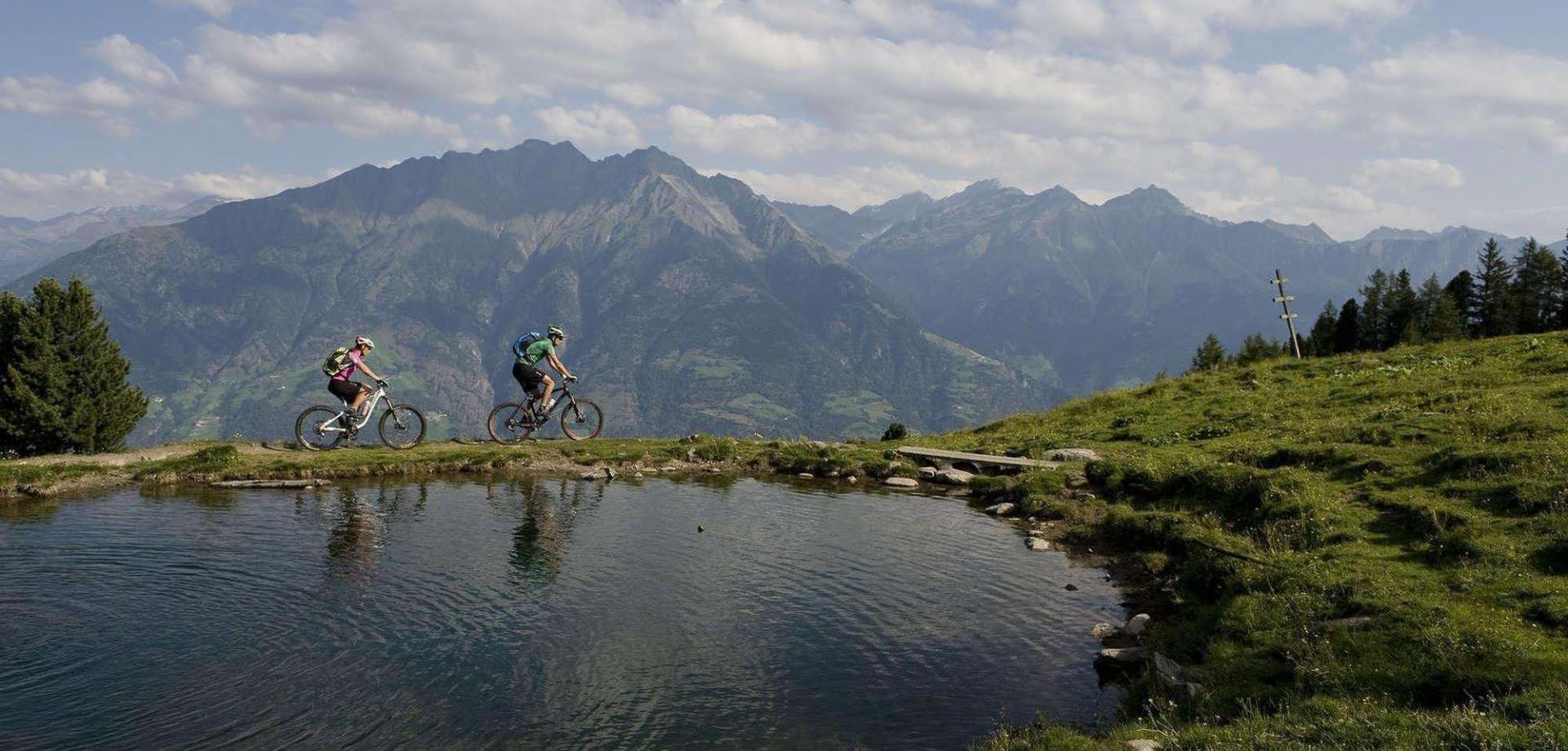 La magica fioritura dei meli in sella a una e-bike!